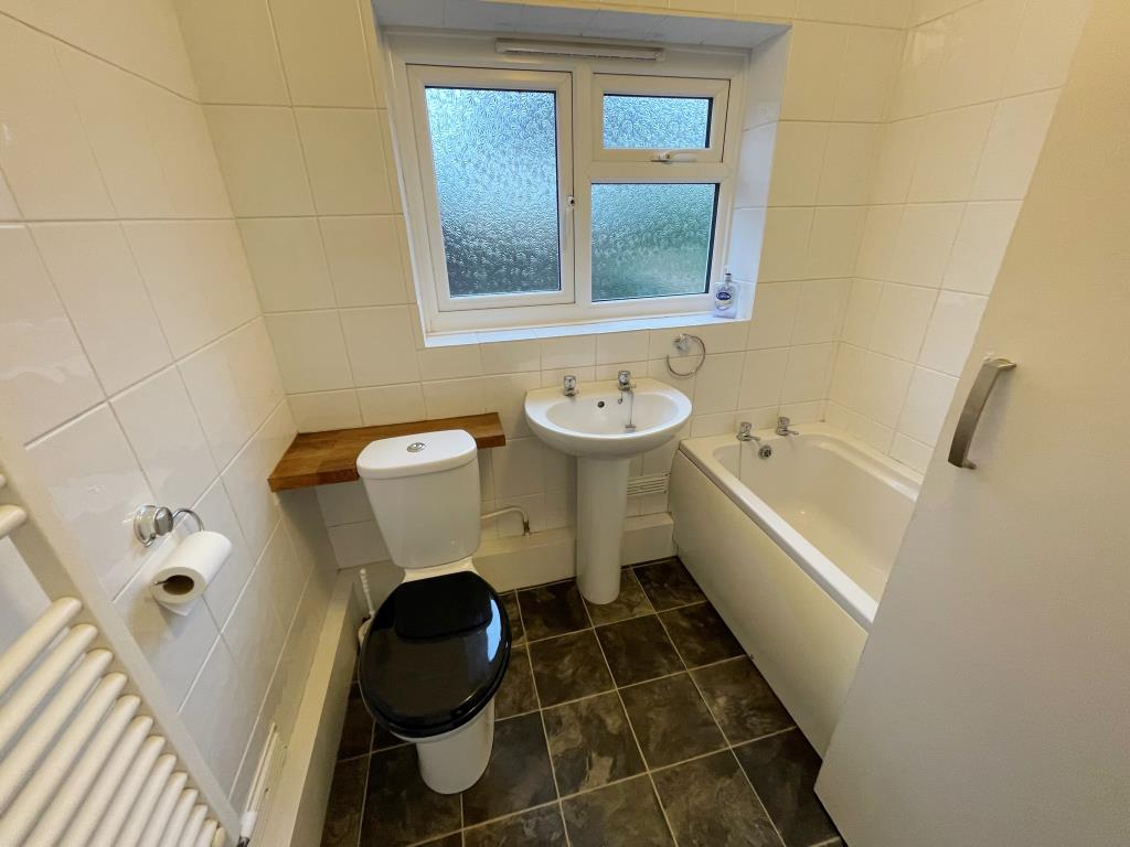 Lot: 150 - SEMI-DETACHED HOUSE FOR REFURBISHMENT AND REPAIR - Bathroom with toilet